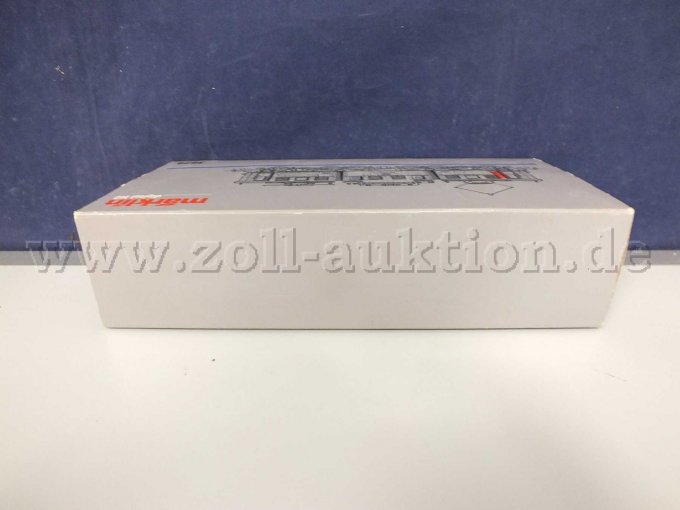 Seitenansicht der Umverpackung liegend von oben mit Beschädigung