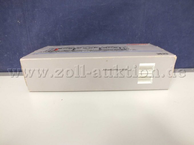 Seitenansicht der Umverpackung liegend von unten mit Beschädigung