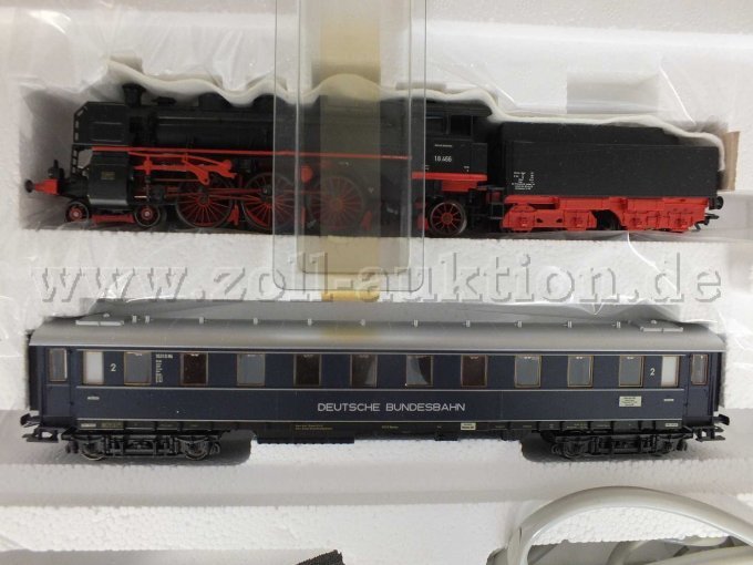 Abbildung der im Set enthaltenen Dampflok und Zugwagen 2. Klasse