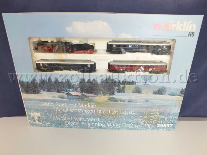 Gesamtansicht des Zugset "Mein Start bei Märklin" Nr. 29857 OVP von vorne stehend