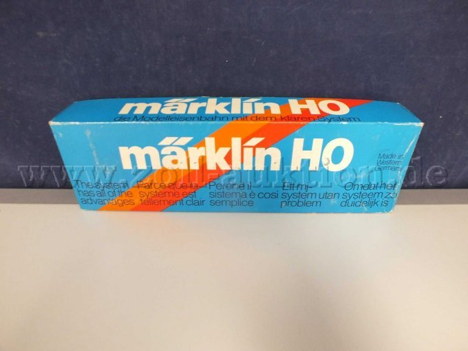 Rückseite der Umverpackung mit Beschriftung des Herstellers.