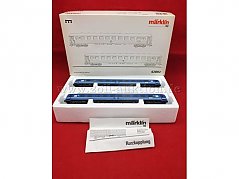 Gesamtansicht der Personenwagen in OVP mit Betriebsanleitung.