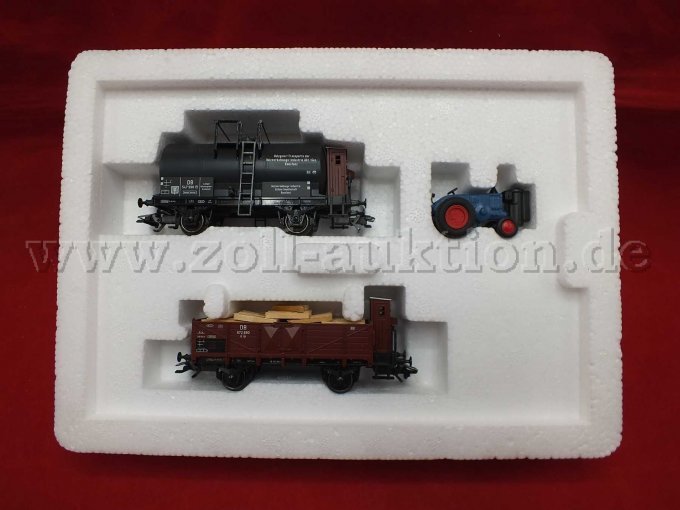 Detailaufnahme Inhalt Wagenset 1x offener Güterwagen, 1x Lanz Bulldog und 1x Kesselwagen