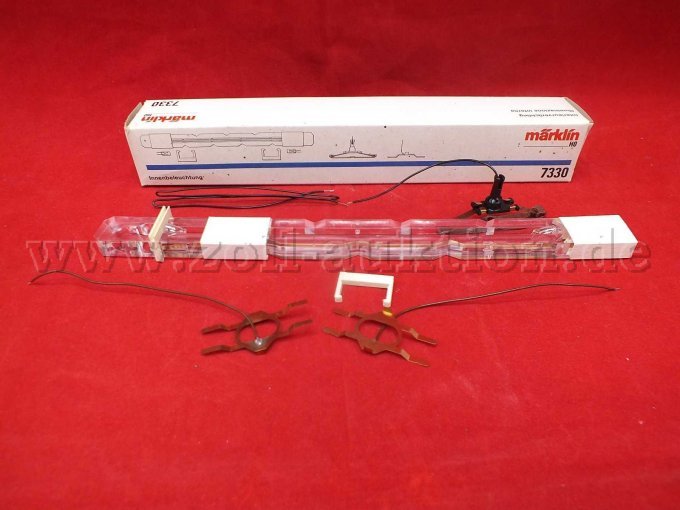 Detailaufnahme   Verpackung 7330 bestehend aus Stromzuführung, Leuchtstab mit Lampenfassungen und 2 Glühlampen