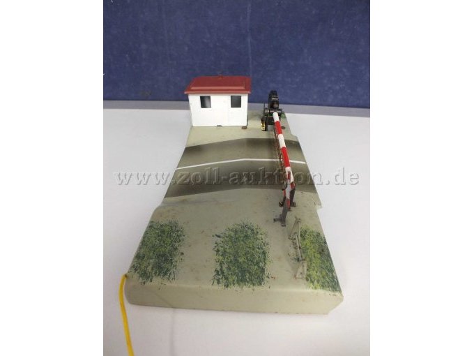 Schrankenwärterhaus mit Halbschranke von rechts