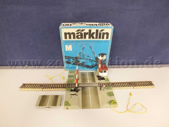 Gesamtansicht der Auktion Bahnübergang Märklin 7192 in OVP mit Beschädigungen