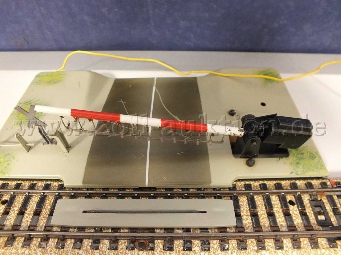 Ansicht Bahnübergang mit Halbschranke und M-Gleis