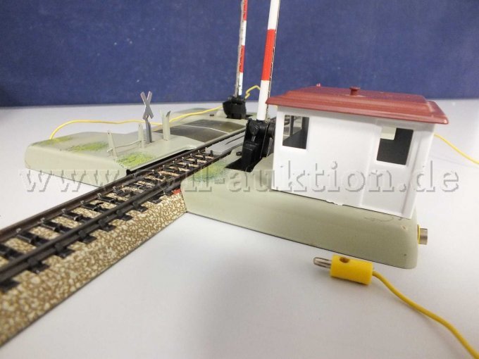 Schrankenwärterhaus mit Halbschranke von links