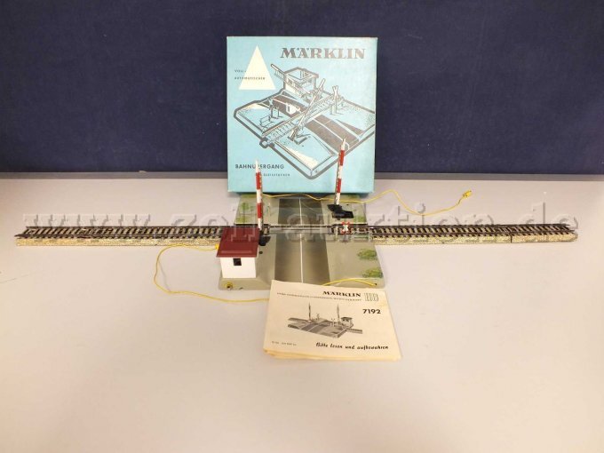 Gesamtansicht der Auktion Märklin Bahnübergang 7192 mit OVP mit Beschädigungen