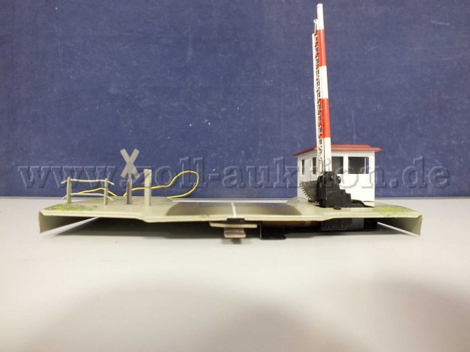 Ansicht Bahnübergang und Anschluss mit Bahnhäuschen