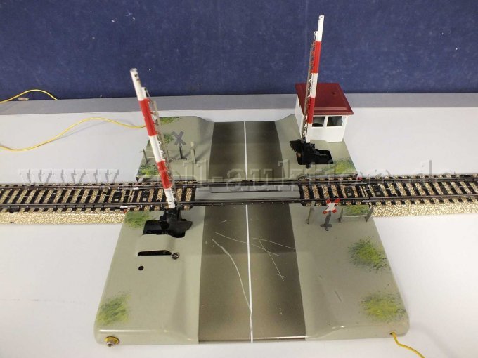 Seitliche Ansicht des Bahnübergang von links