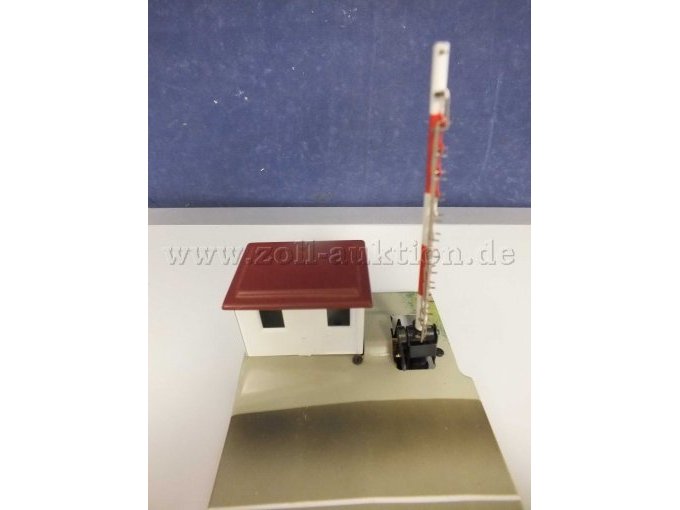 Schrankenwärterhaus mit Halbschranke von rechts