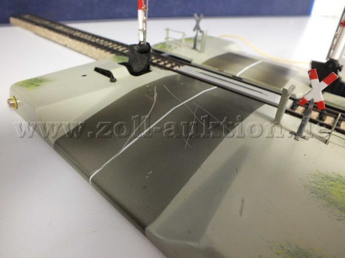 Aufnahme des Überwegs mit Beschädigungen von rechts