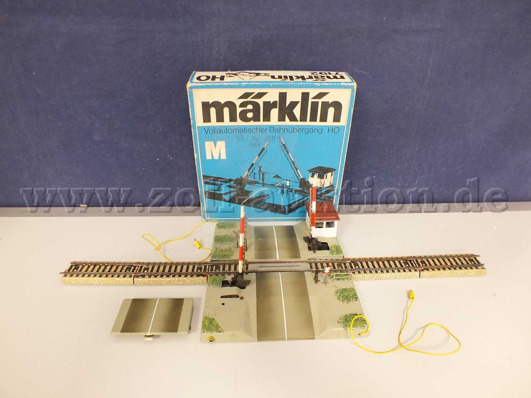 Gesamtansicht der Auktion Bahnübergang Märklin 7192 in OVP mit Beschädigungen