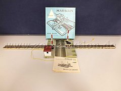 Gesamtansicht der Auktion Märklin Bahnübergang 7192 mit OVP mit Beschädigungen