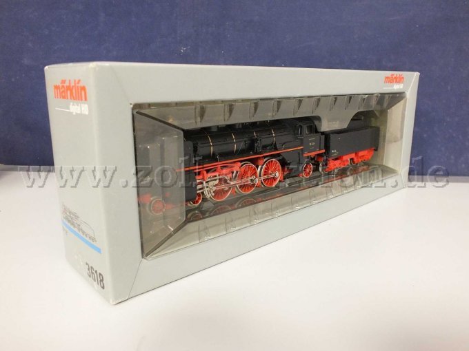Seitenansicht der Dampflokomotive BR 18.4 der DRG mit Angaben von Märklin in der Umverpackung