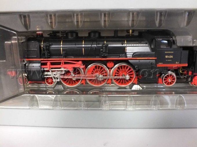 Detailaufnahme  Dampflokomotive BR 18.4 im Blister