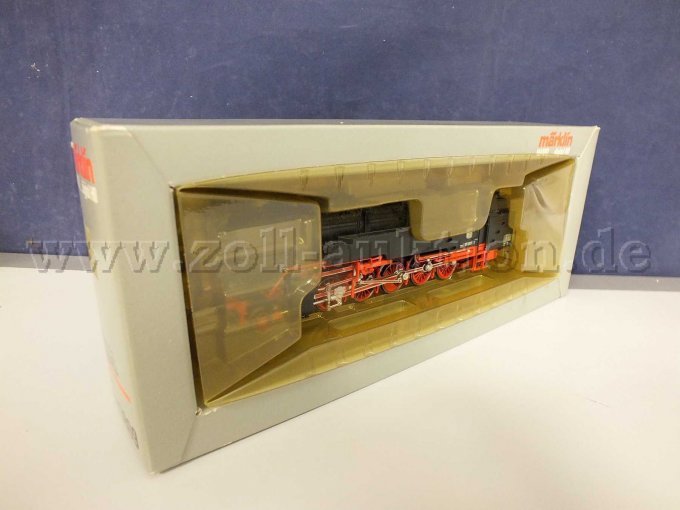 Seitliche Ansicht der Dampflokomotive BR 85 im Blister und OVP mit Beschädigung