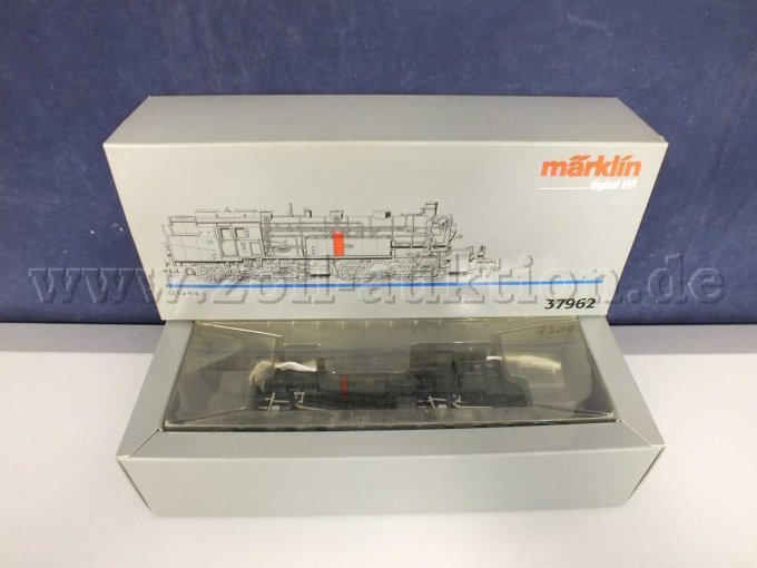 Detailansicht der Dampflokomotive in der geöffneten Umverpackung