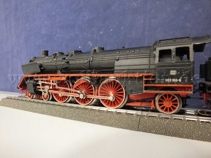Seitliche Ansicht der Dampflokomotive BR 03 der DRG mit Betriebsnummer und Aufdruck DB