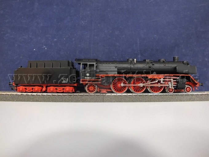 Ansicht der Dampflokomotive mit Schlepptender von rechts