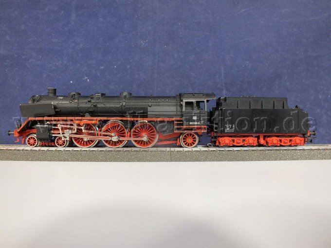Ansicht der Dampflokomotive mit Schlepptender von links