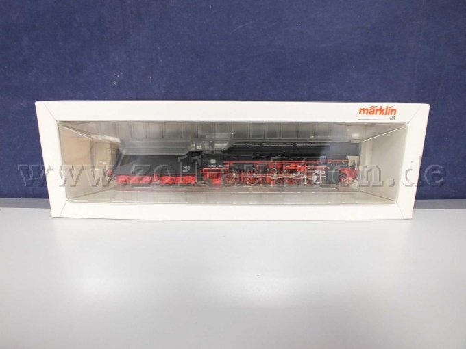 Detailaufnahme der Dampflokomotive mit Schlepptender  im Blister