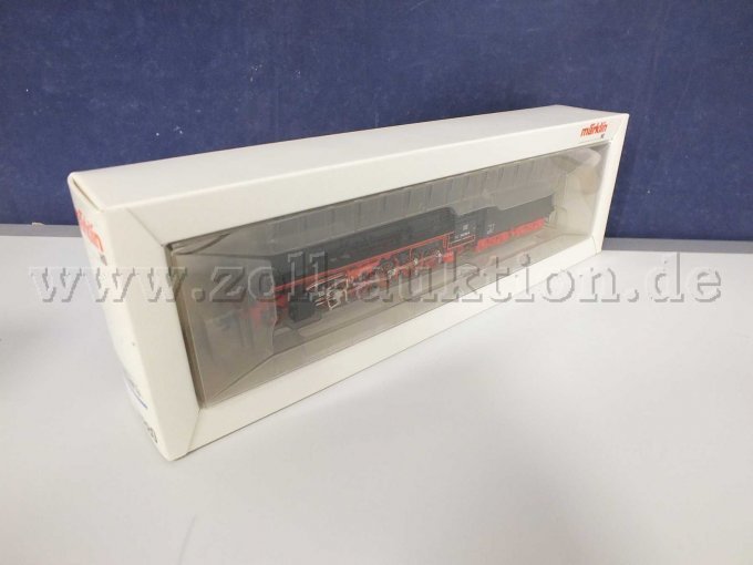 Seitliche Ansicht der Dampflokomotive mit Schlepptender in der Umverpackung