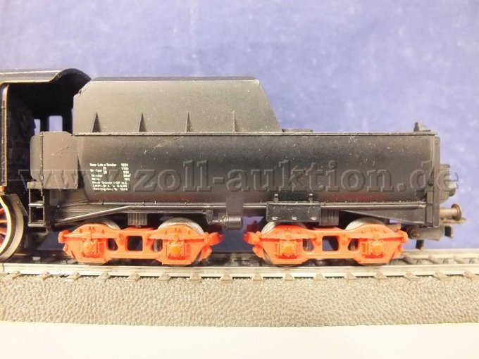 Detailaufnahme des Tender auf Gleisbett mit Aufdrucken