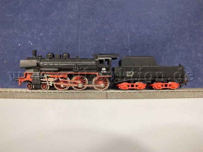 Gesamtansicht der Auktion Dampflokomotive mit Wannentender auf Gleisbett ohne Umverpackung