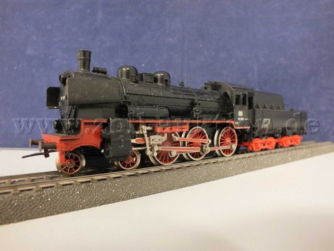 Seitliche Ansicht der Auktion Dampflokomotive mit Wannentender auf Gleisbett.