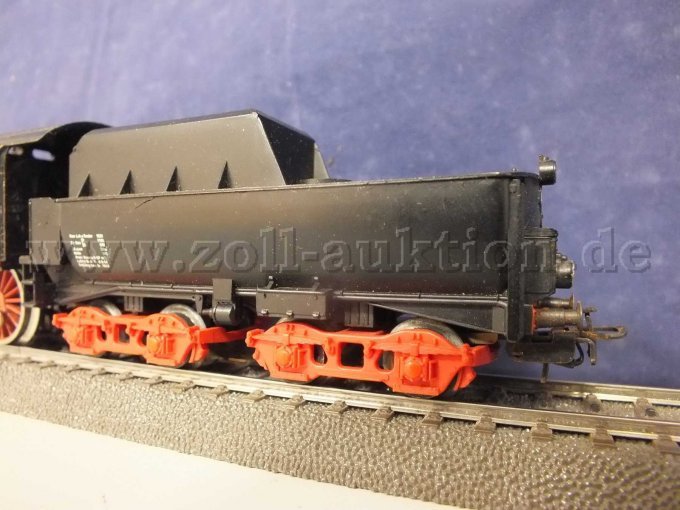 Seitenansicht des Tender von rechts auf Gleisbett