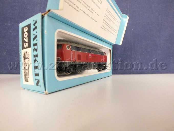 Seitliche Ansicht der BR 216 in der Umverpackung
