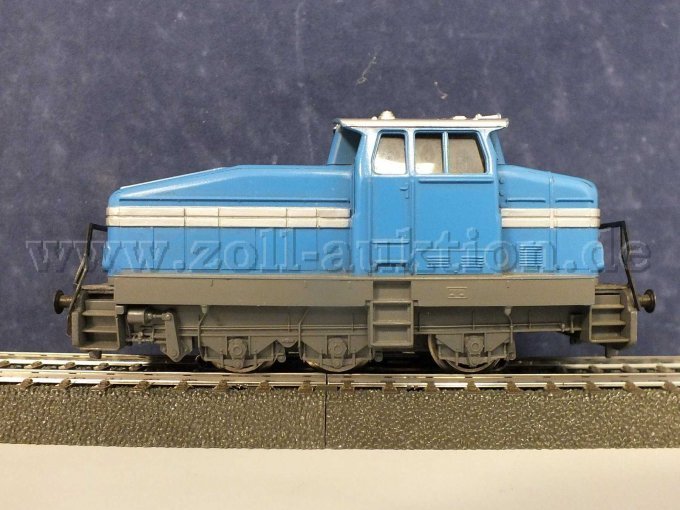 Seitliche Ansicht der Diesellokomotive DHG 500 auf Gleisbett