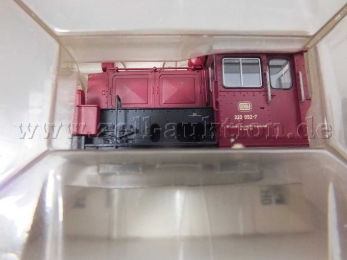 Schrägansicht Lok mit der Betriebsnummer 323 092-7