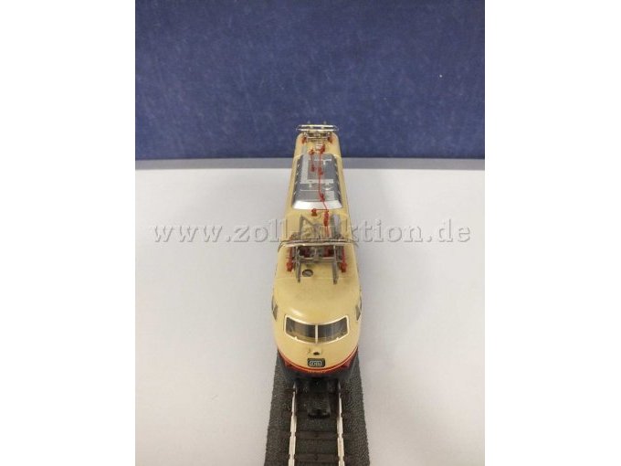 Ansicht der Lokomotive von vorne mit Stromabnehmer auf Gleisbett