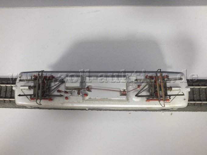 Ansicht der Stromabnehmer und Lok von oben