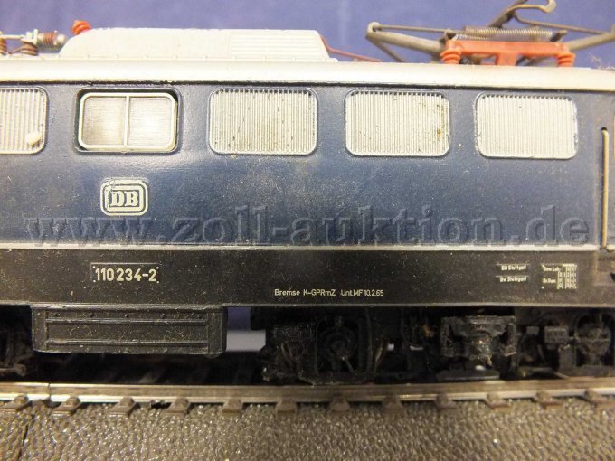 Detailaufnahme der Lok mit Anschriften und Bezeichnung