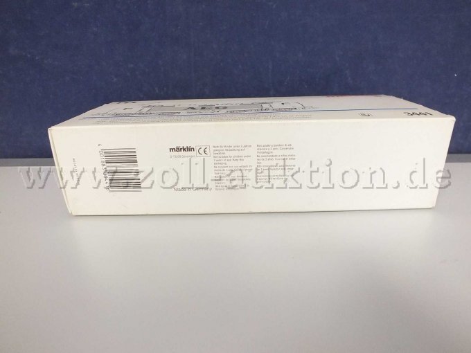 Seitenansicht der Umverpackung liegend von unten mit Beschädigung