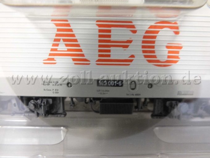 Detailaufnahme der Betriebsnummer 143 001-6 mit Aufschrift AEG,