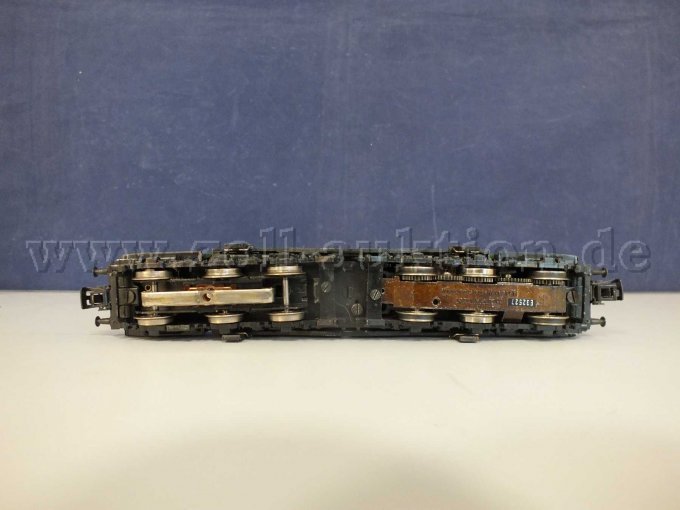 Ansicht der Lok von mit Achsen