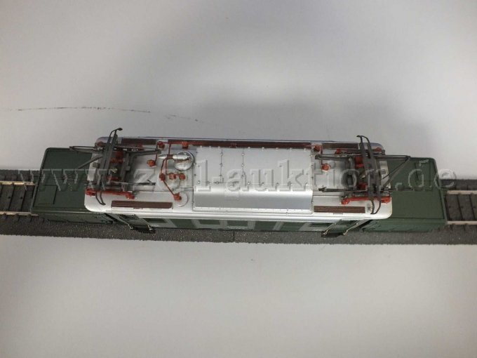 Ansicht der Lok von oben mit Stromabnehmer