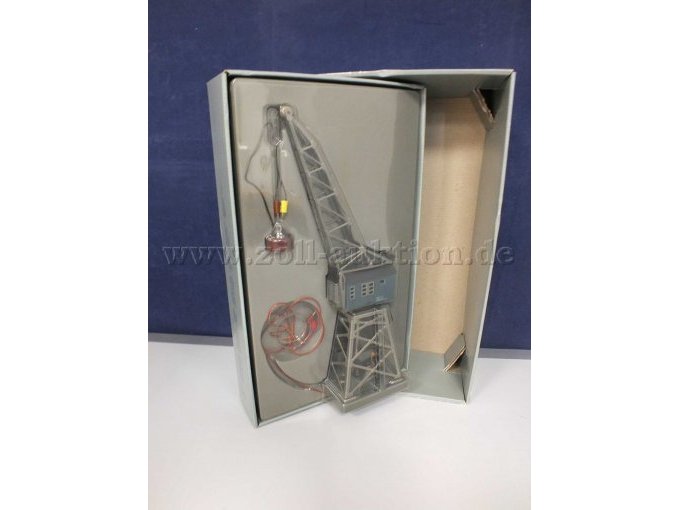 Seitliche Aufnahme der Verpackung und Drehkran