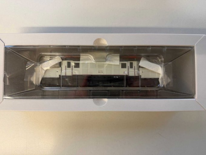 Lokomotive in Verpackung