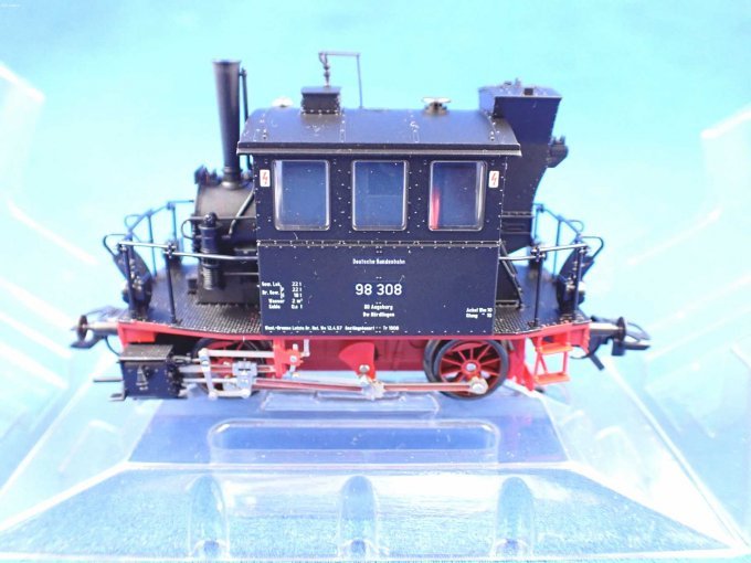 Blick seitlich auf die Modell-Tenderlokomotive