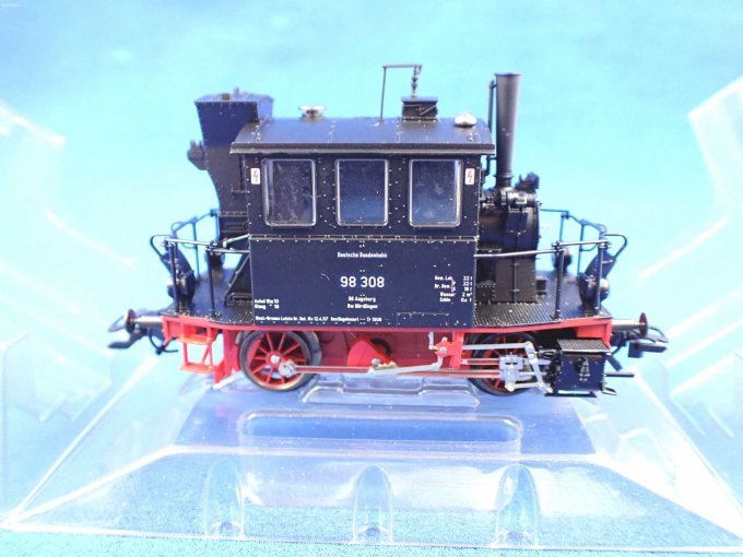 Blick seitlich, andere Seite, auf die Modell-Tenderlokomotive