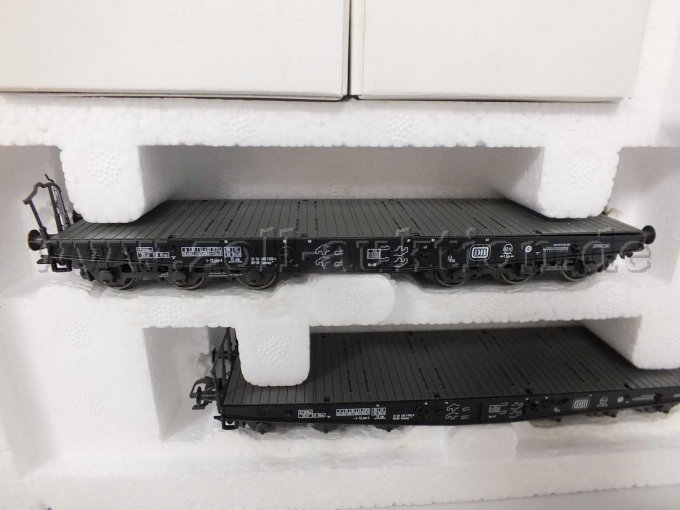 Detailaufnahme der 2 Schwerlastwagen ohne Baumaschinen.