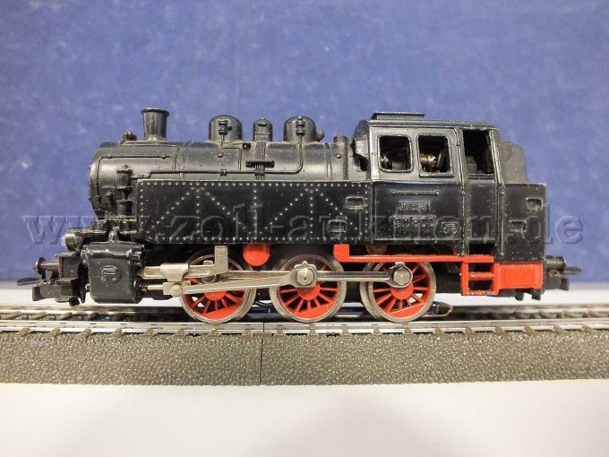 Seitliche Aufnahme der TM800 auf Gleisbett