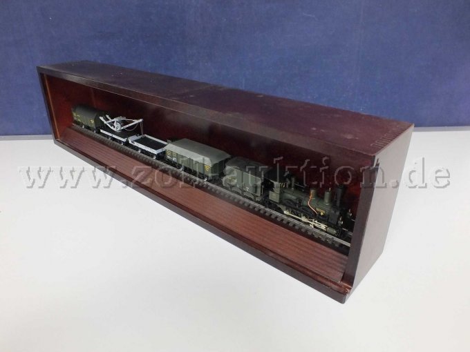 Seitliche Ansicht Märklin 4897 Torf-Transport-Wagenset mit Märklin 3797 Dampflokomotive B VI Murnau im Schaukasten mit Plastikscheibe im geschlossenen Zustand