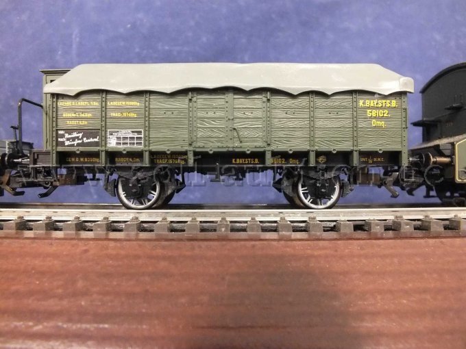 Detailaufnahme grüner gedeckter Güterwagen von Märklin